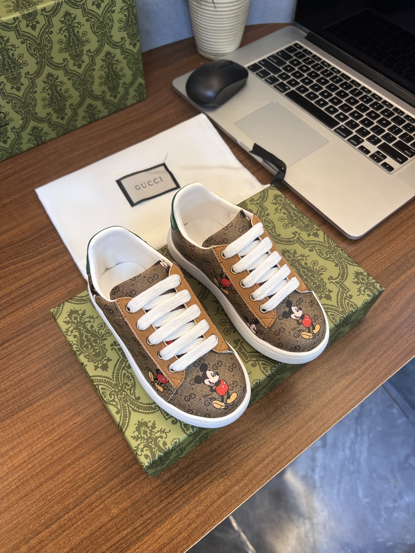 Children's shoes child